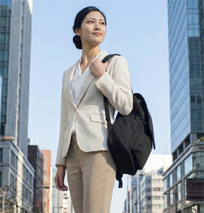 リュックを片側掛けしているイメージ