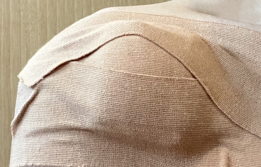 ガーゼとテーピングでがちがちに固められた患部