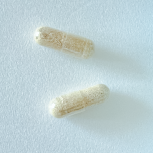 Swansonのセージエキスの実物。2cmの透明カプセルにベージュ色の粉末が充填されている